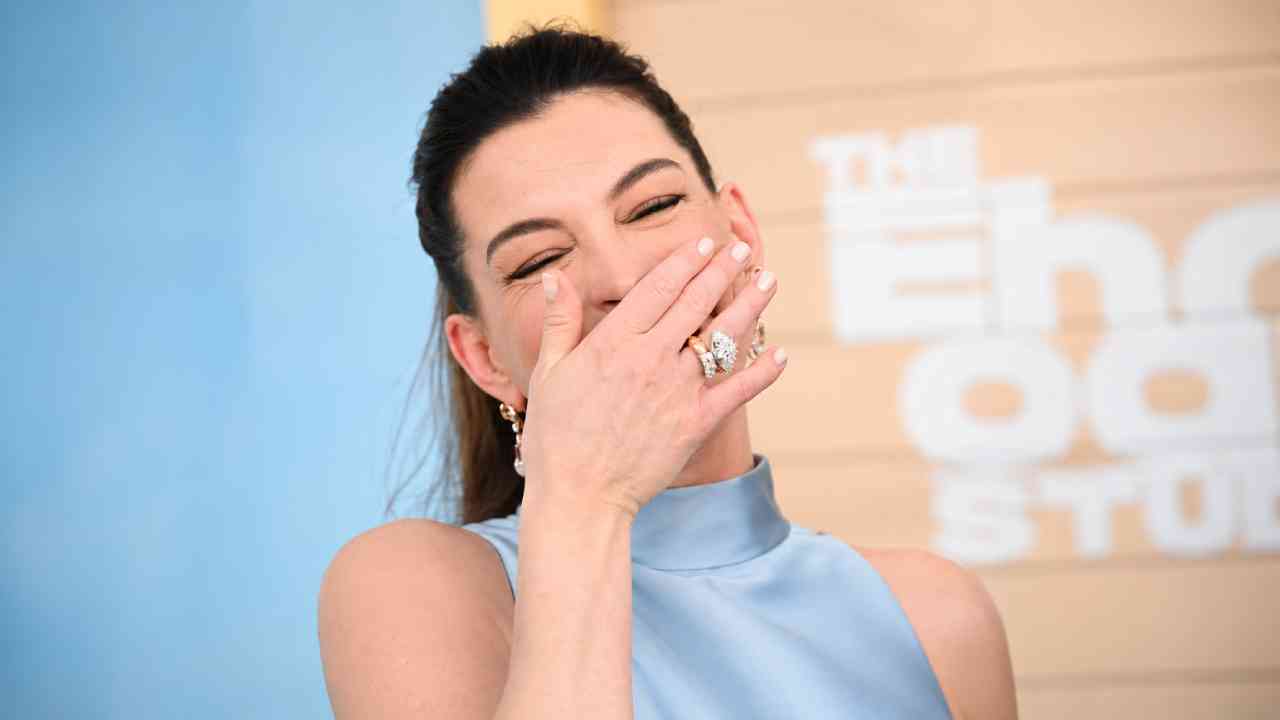 Anne Hathaway’s Coconut Jelly Nails Are the Ultimate Minimalist Manicure